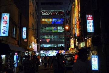 <p>Переулок Акихабары ночью, перед многоуровневым магазином</p>