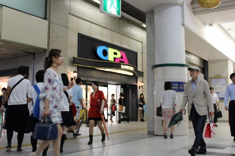 Lối vào cửa hàng OPA từ ga Sannomiya