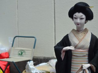 Boneka Barbie kuno ala Jepang yang mengenakan kimono