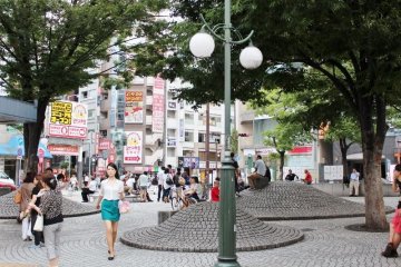 울퉁불퉁한 언덕 (데코보코 히로바) 광장 