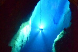 Danau subterran tersier dengan kedalaman 98 meter.