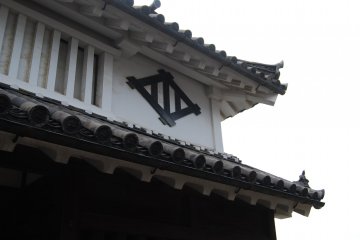 Imanishi Residence: Kawai clan crest on the wall