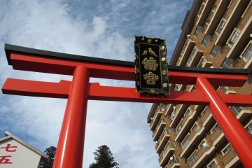 Тории и храм Осаки Хатимангу