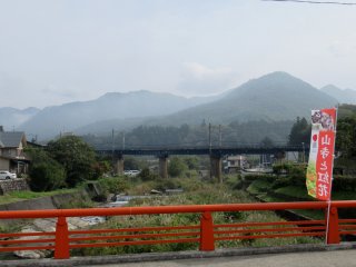 Мост к храму от станции Ямадэра