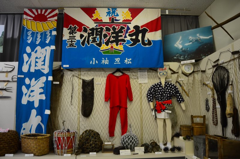 <p>Famous iconic clothes from Kuji&nbsp;worn by&nbsp;diving women,&nbsp;ama-san, who catch&nbsp;sea urchins and other shellfish using a net and metal hook (soegaki).</p>