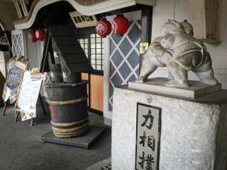 相撲の彫像