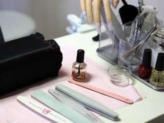 The Elementary Level Course (160,000 yen) covers the essentials of proper nail care and manicure techniques. Nailists are to bring their own supplies.