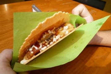 <p>Tako-Sen~ Takoyaki sandwiched in Senbei(crackers)</p>