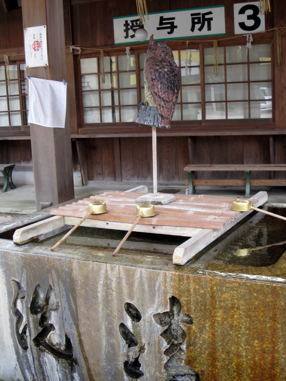 Hãy nhớ rửa tay của bạn trước khi vào khu vực đền thờ Tsukimi Tei.