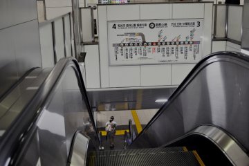 Escalators from upper level to the tracks