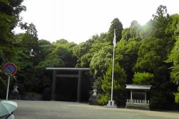 Main entrance of the Miyazaki Shrine