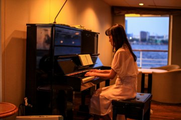 Relaxing entertainment to accompany your cruise