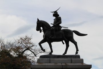 Памятник основателю Сендая - Датэ Масамунэ