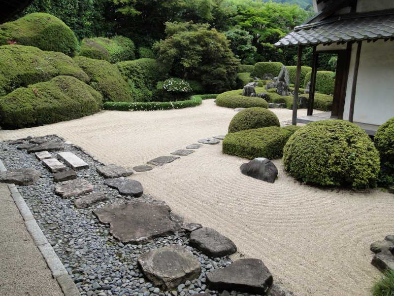A view of the garden at Raikyu-ji Temple