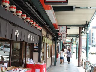 穿过两侧的商店街就可以直接看到神社大门
