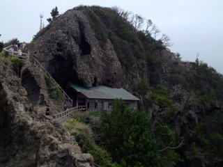 Thoáng nhìn phía sau ngôi đền được gắn một phần vào vách núi 