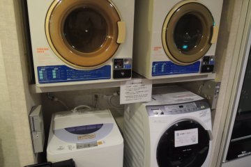 <p>เครื่องซักผ้ากับเครื่องอบแห้งก็มี</p>