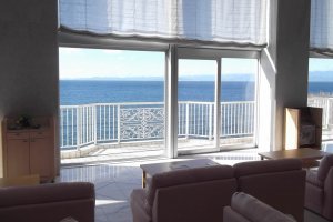 The lounge overlooking the ocean