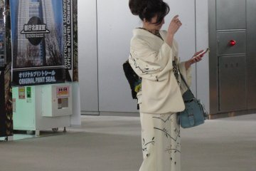 Женщина в кимоно в магазине