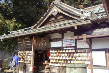 The last 20 minutes includes a small temple where good luck amulets are offered. They are called Hanzo-bo (半僧坊).