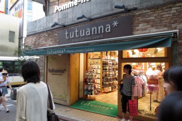 Tutuanna, one of the stores at the entrance of Spainzaka