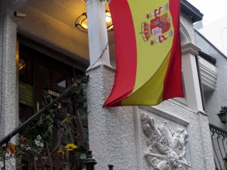 หนึ่งของธงและอาคารแบบยุโรบที่มีอยู่มากมายบนถนนสเปนสะกะ