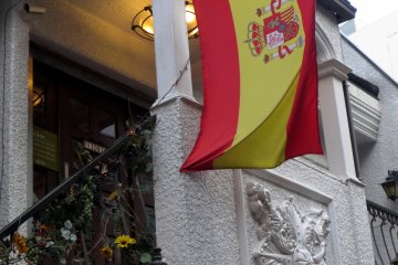 หนึ่งของธงและอาคารแบบยุโรบที่มีอยู่มากมายบนถนนสเปนสะกะ