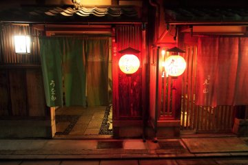 คนที่หลงใหลในโคมไฟญี่ปุ่นไม่ต้องรอให้ถึงงานเทศกาล กิออนมีโคมไฟให้ชมทุกคืนจนจุใจ 