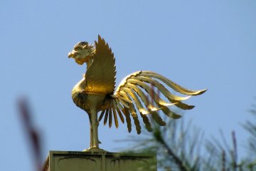 Золотая птица на самом верху