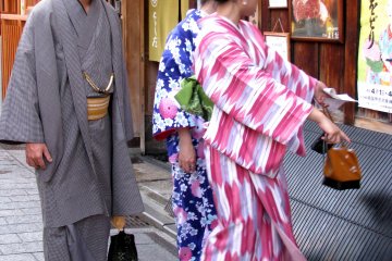 В Киото люди приезжают, чтобы походить в кимоно