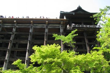 Мощные деревянные конструкции храма Киёмизудэра