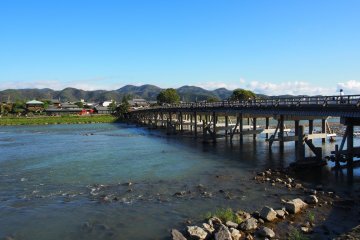 สะพานโทะเงะซึตเกียว (Togetsukyō) หรือสะพานพระจันทร์ข้าม (Moon Crossing) มีความยาว 155 เมตร ทอดตัวข้ามแม่น้ำคัตซึตระ (Katsura) ตรงจุดที่มีธรรมชาติอันงดงามของเทือกเขาอะระชิยะมะเป็นฉากหลัง