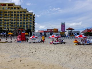 On-duty lifeguards and rental day beds & umbrellas starting from ¥1000.