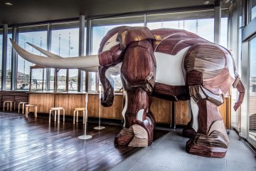  Part of this Café’s stylish interior includes a giant wooden elephant sculpture