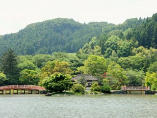 Vue sur l'étang au temple Shiramizu Amidadō