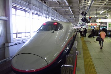 <p>รถหัวกระสุน(Shinkansen)จอดรออยู่ที่ท่า</p>