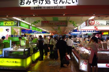 <p>ร้านค้ามากมายในสถานี Sendai ประตูสู่โทโฮกุ</p>