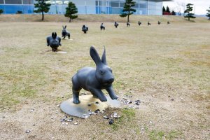 美術館外草坪上的結緣兔