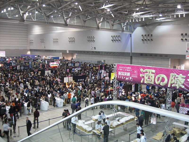 니이가타 사케노진은 토키 메세 컨벤션 센터에서 열린다. 