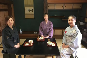 Experts in tea ceremony teach how to enjoy the tea and sweets