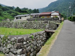 Berjalan ke air terjun Nachi-no-Otaki dari desa di dasar gunung adalah perjalanan panjang dan melelahkan tapi berhasil melihat air terjun ini setara dengan usahanya