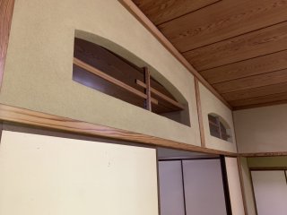 Ornamental dividers above fusumas separating rooms