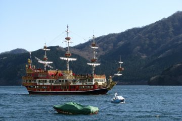 Экскурсионный корабль в Хаконэ
