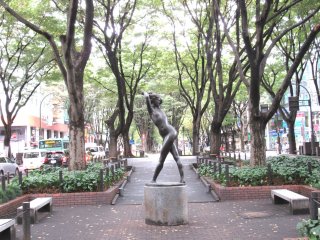 Скульптура на аллее Дзёдзэндзи-дори