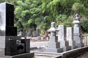 Кладбище в Сендае, возле храма Дзуиходэн