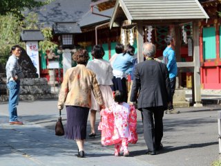 A girl with grandparents heading to Shiogama Shrine