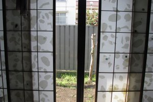 Раздвижные двери и выход в сад из комнаты