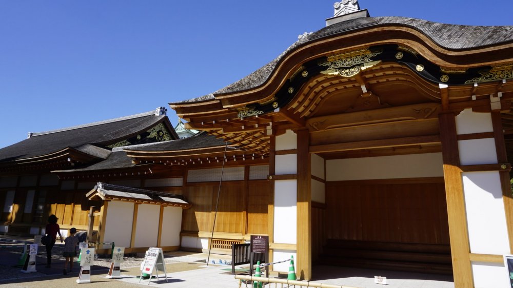 Honmaru Goten entrance area. The palace's elements of wood and touches of gold can be seen from here
