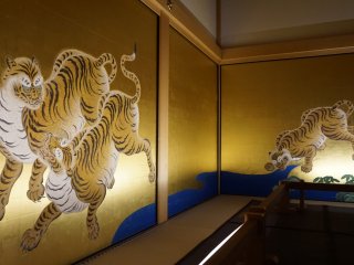 Tigers and leopards are two animals familiar to the first rooms of the palace. What's unique is that the artists had actually never seen any of the animals, and did their job only based on people's verbal descriptions and the animals' skins brought from across Asia.