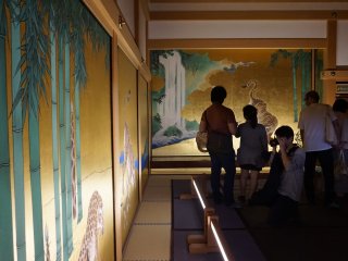 The doors and walls inside Honmaru Goten are decorated with lavish paintings of animals, birds, plants, and seasons. These works of arts are created by skillful Japanese artists only.